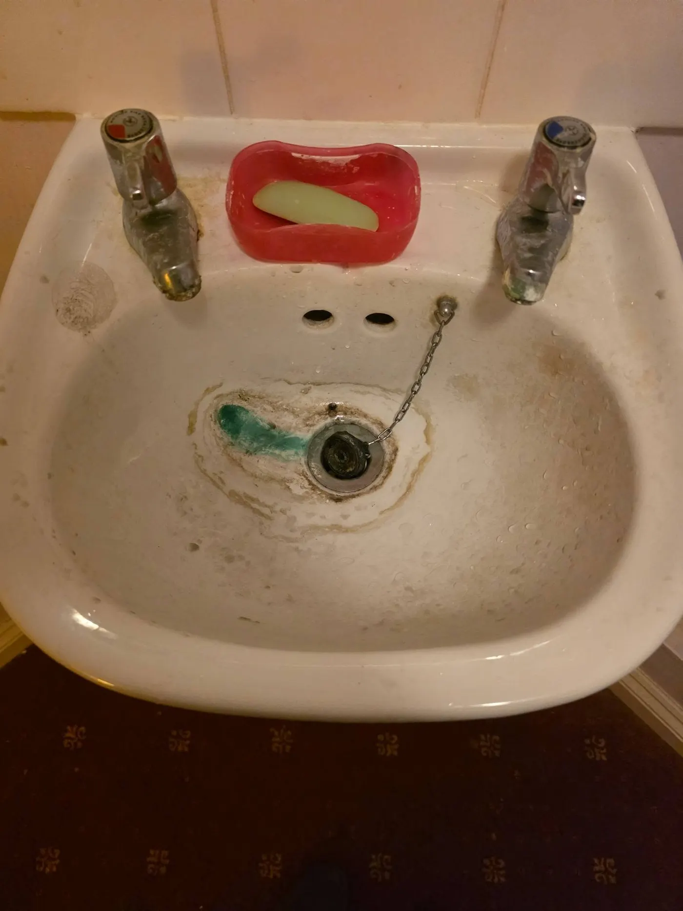 Bathroom clean - before